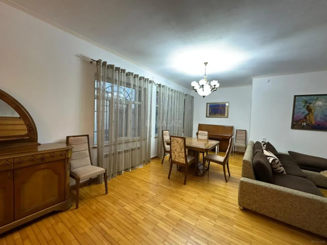 Kirayə verilir 6 otaqlı mənzil 220 m²