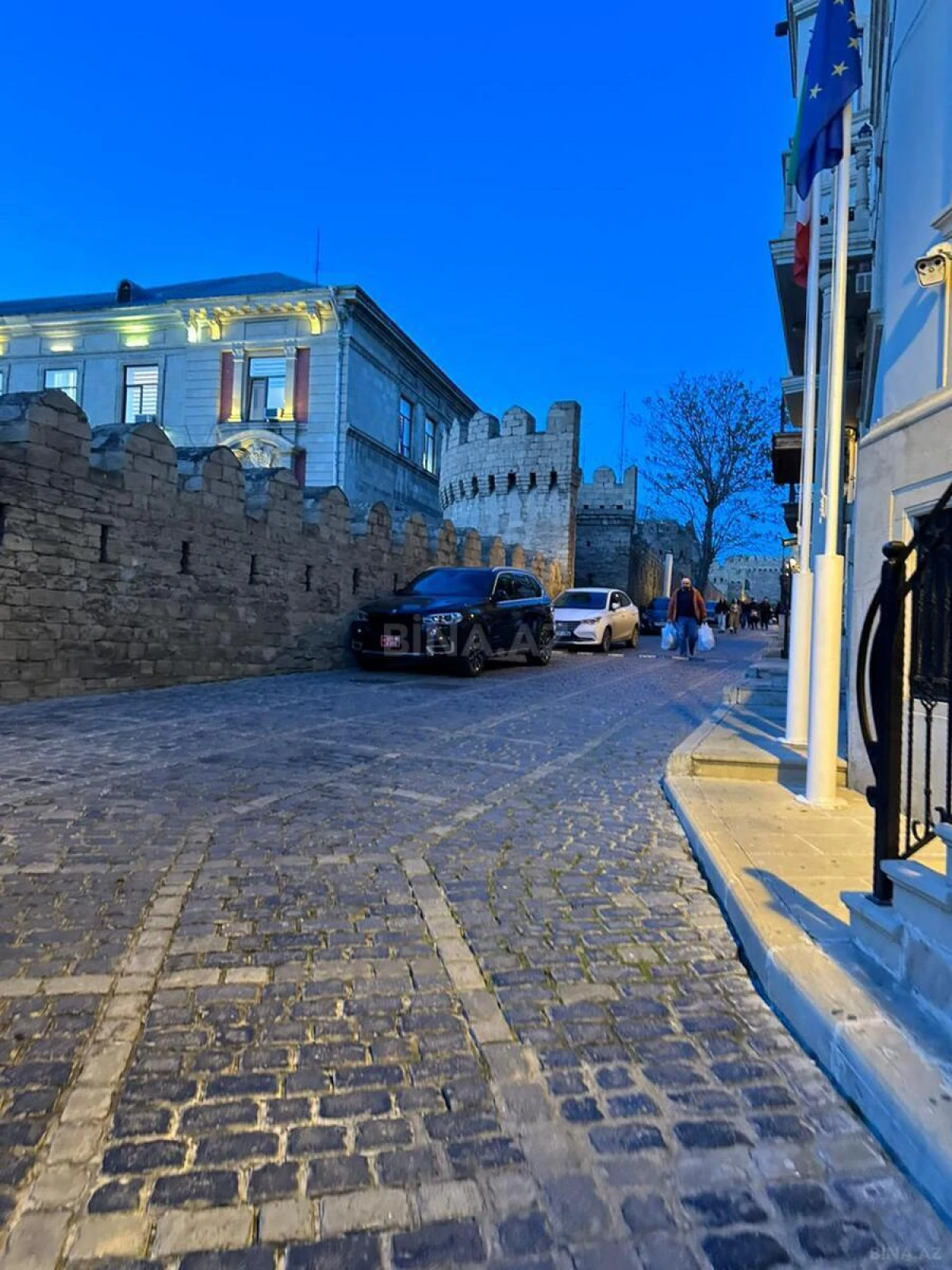 Kirayə verilir 6 otaqlı mənzil 220 m²