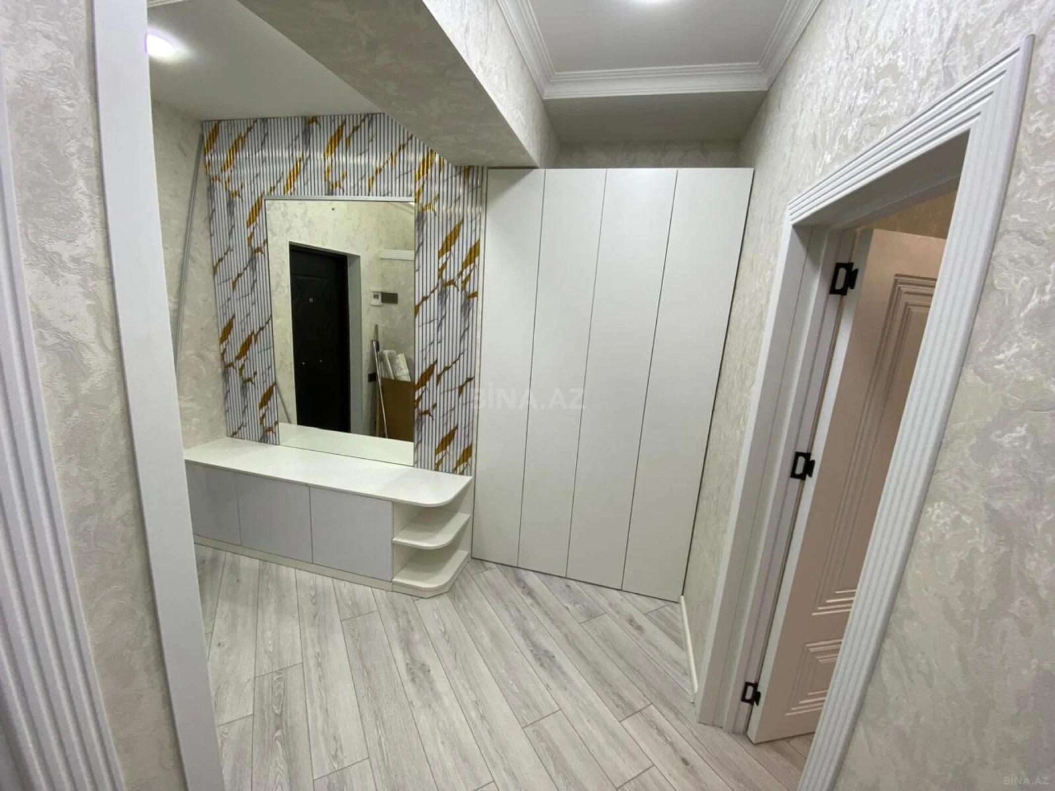 Satılır 2 otaqlı mənzil 81 m²