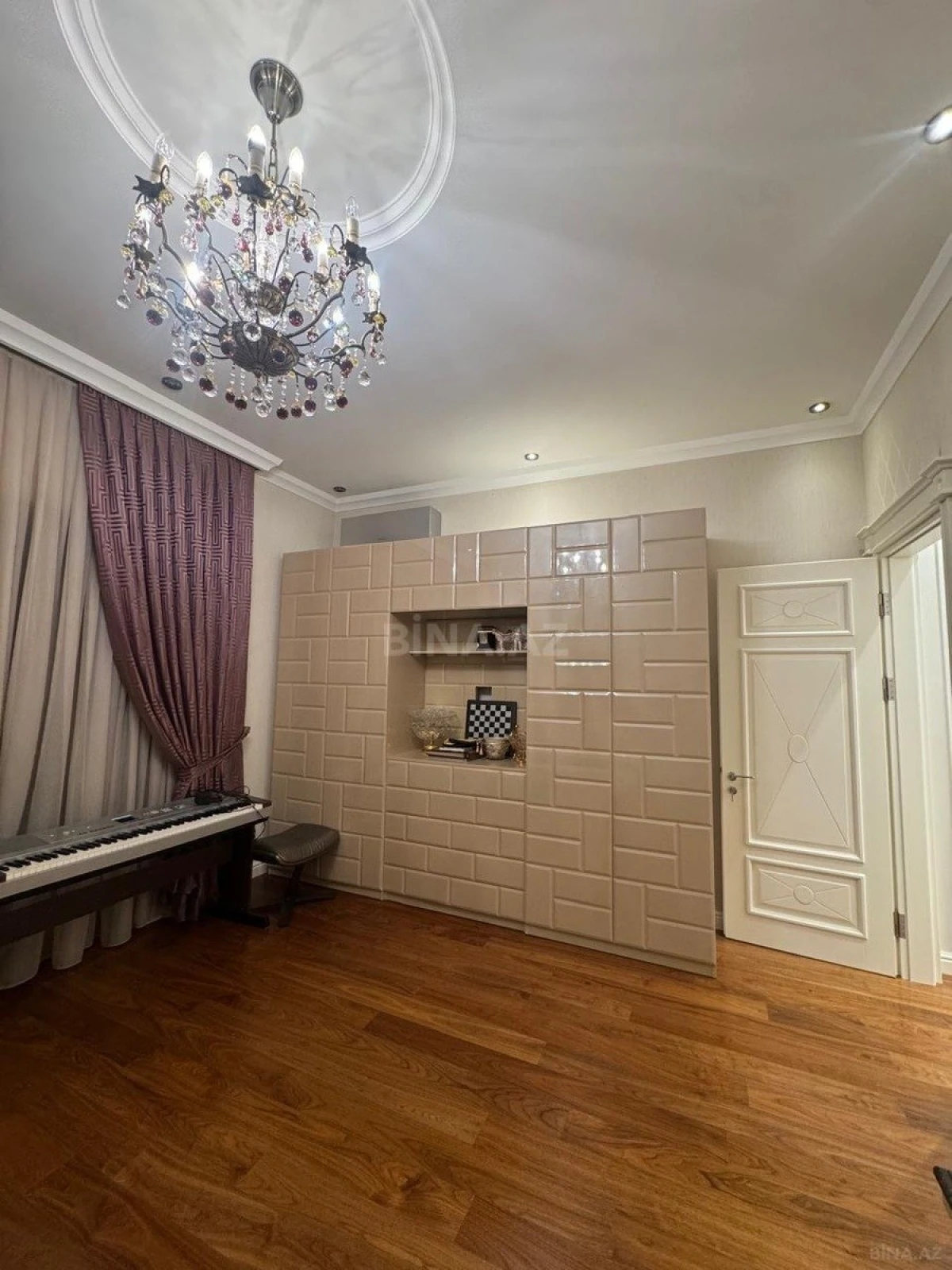 Satılır 4 otaqlı mənzil 200 m²