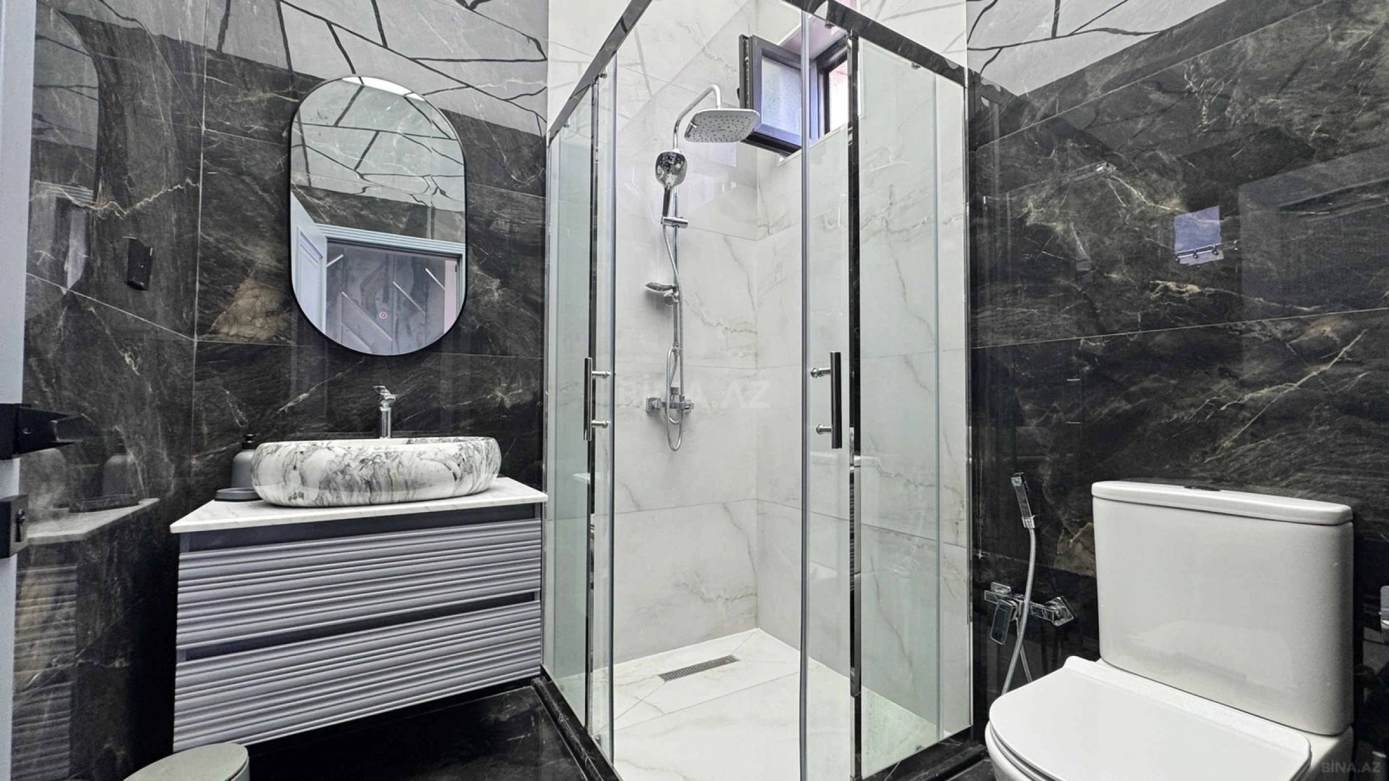 Satılır 5 otaqlı həyət evi 240 m²