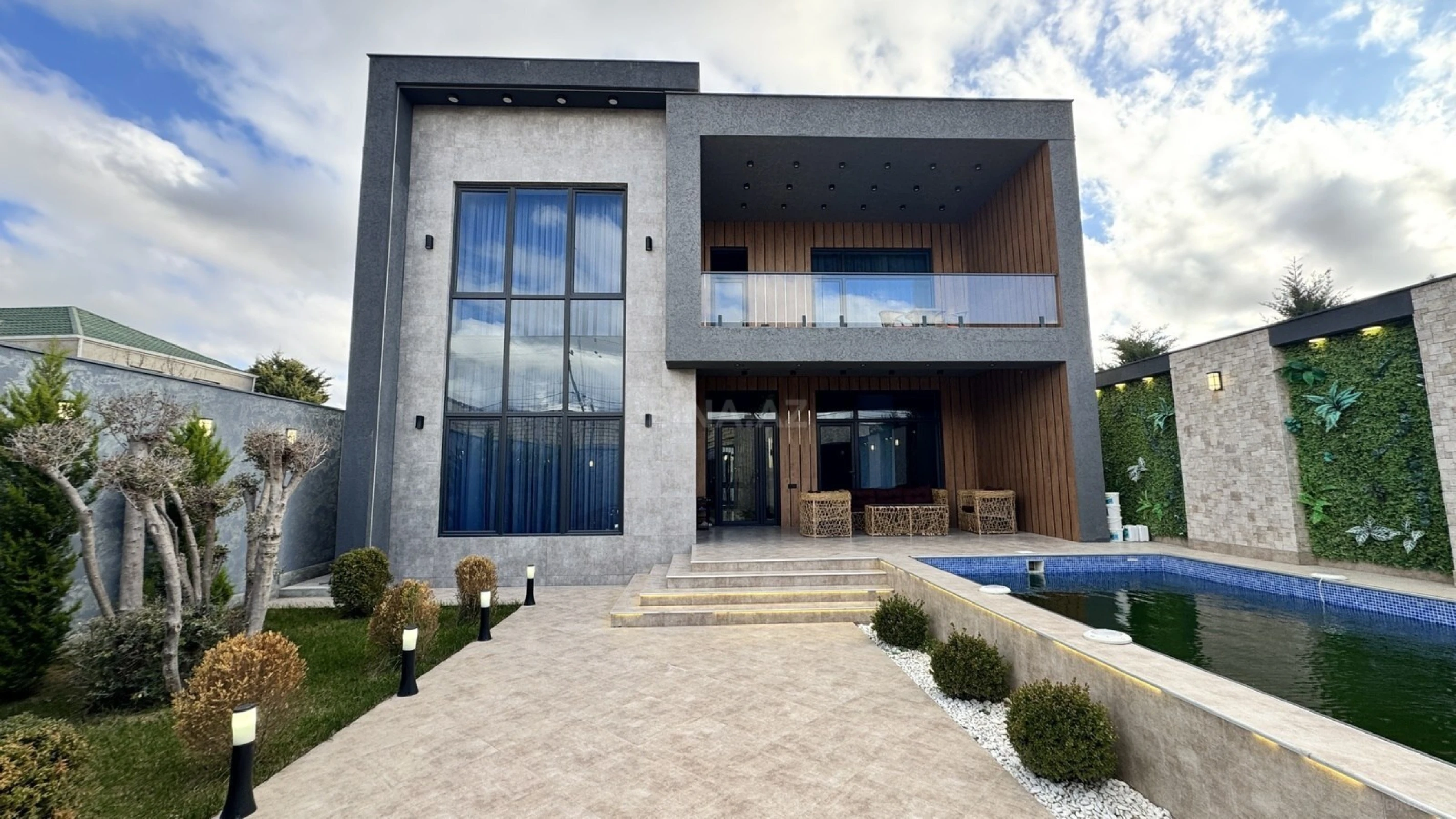Satılır 5 otaqlı həyət evi 240 m²