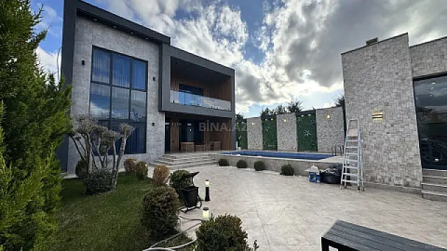 Satılır 5 otaqlı həyət evi 240 m²