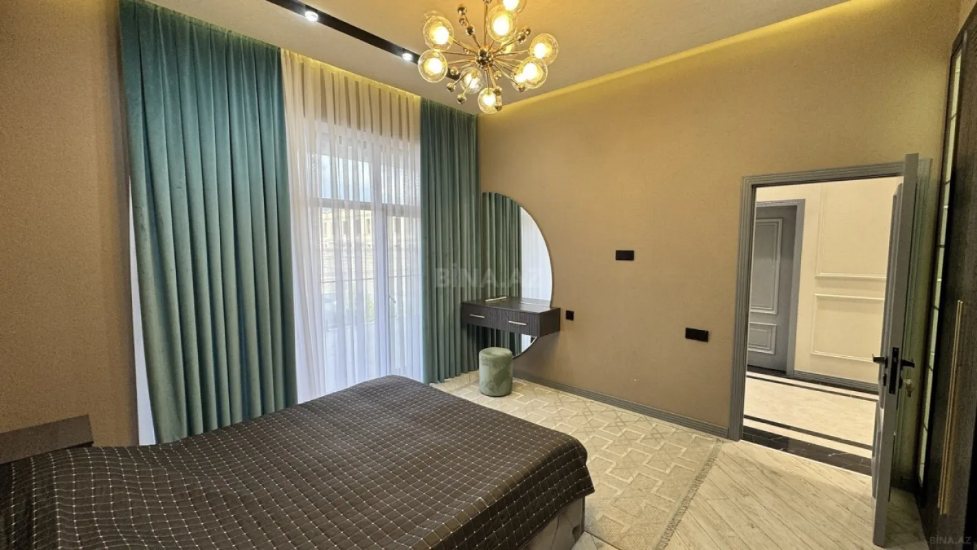 Satılır 5 otaqlı həyət evi 240 m²