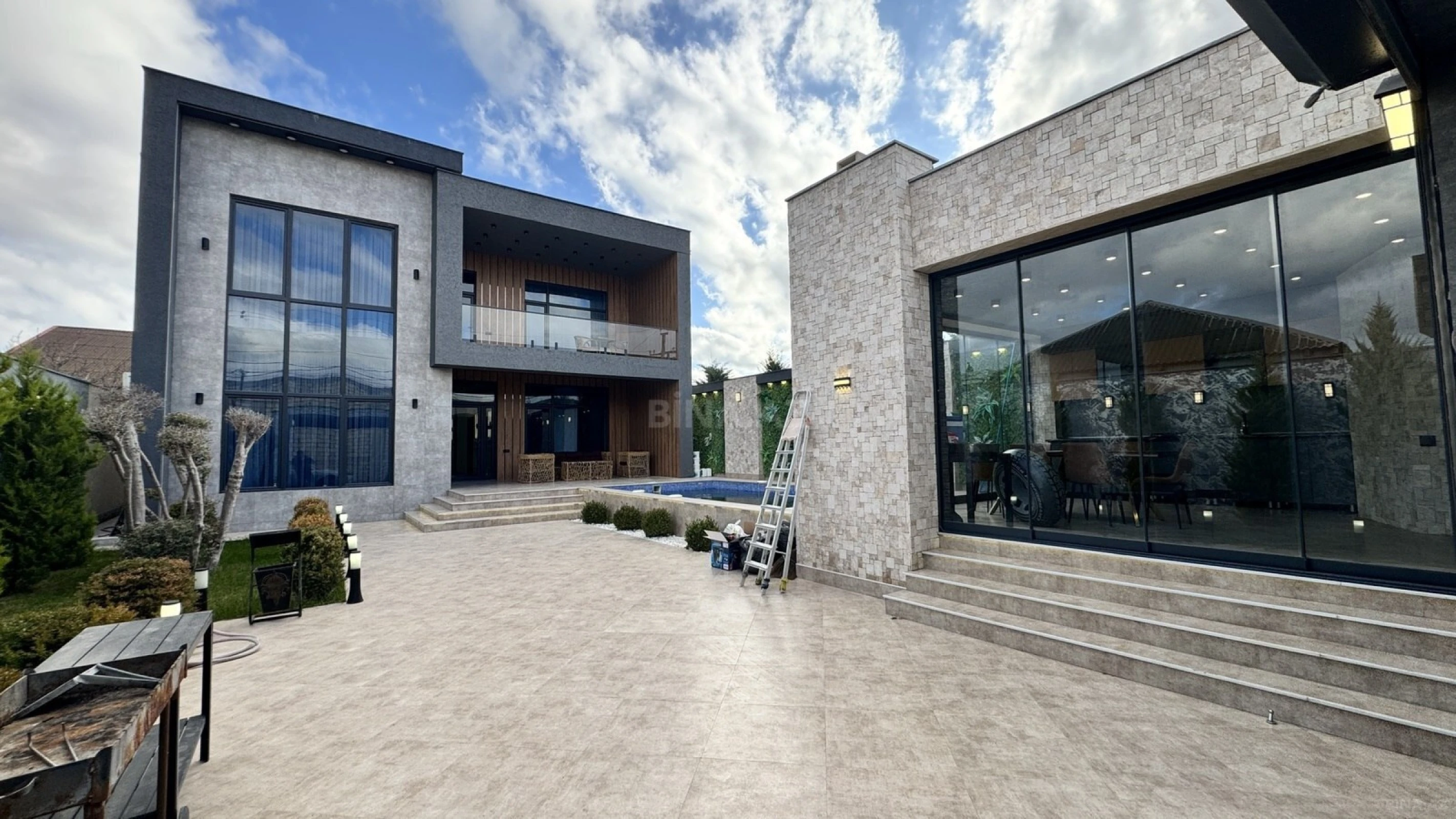 Satılır 5 otaqlı həyət evi 240 m²