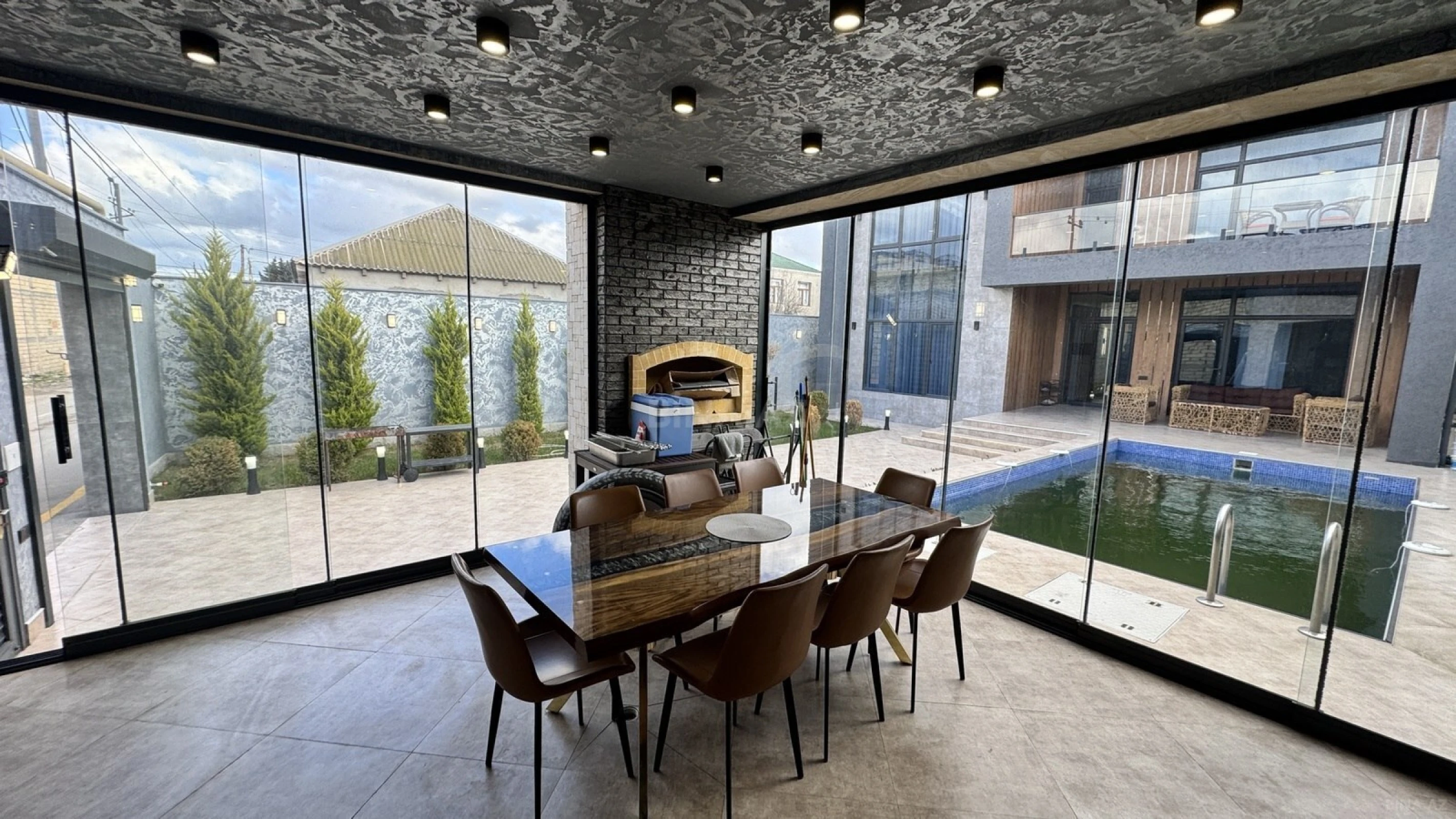 Satılır 5 otaqlı həyət evi 240 m²