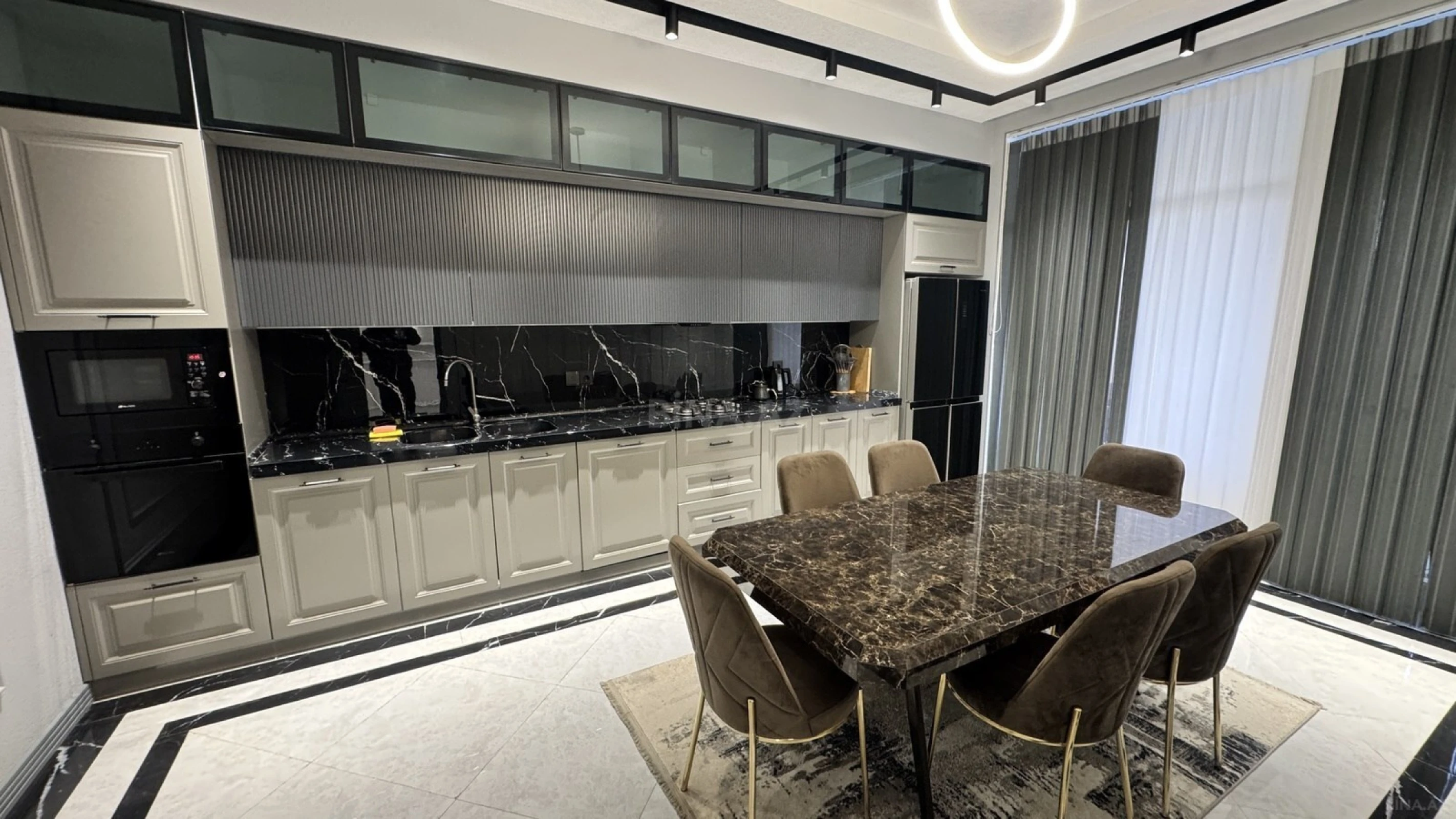 Satılır 5 otaqlı həyət evi 240 m²