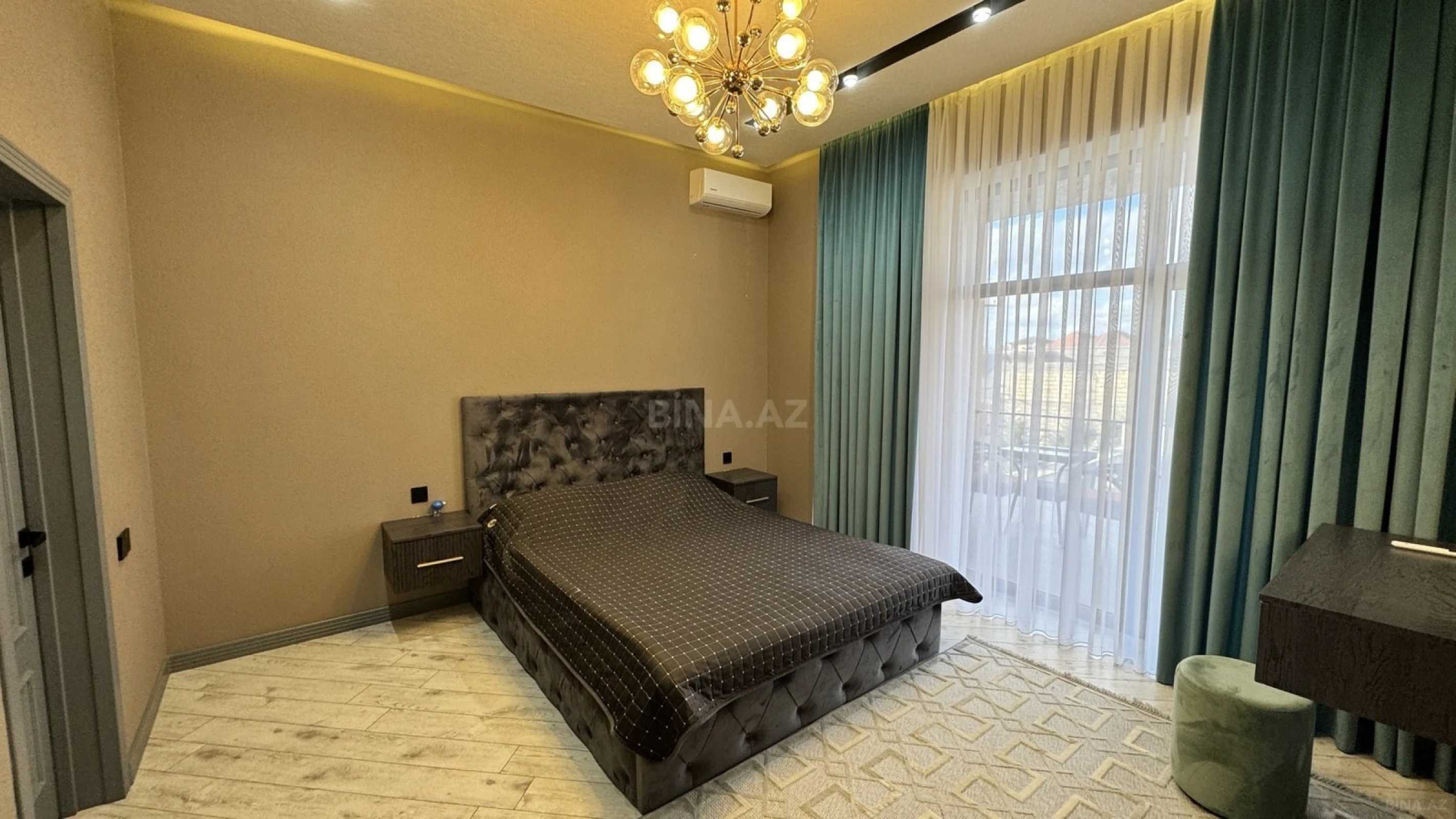 Satılır 5 otaqlı həyət evi 240 m²