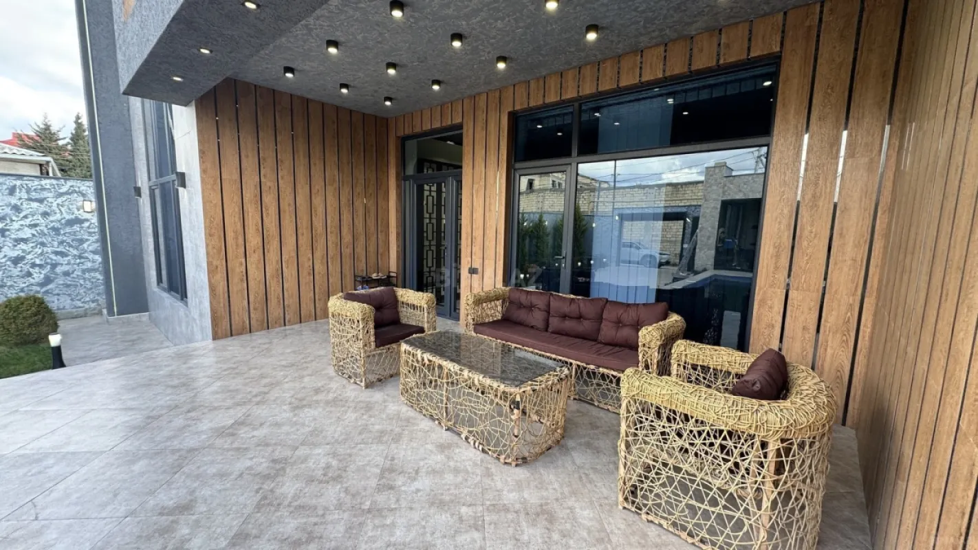 Satılır 5 otaqlı həyət evi 240 m²