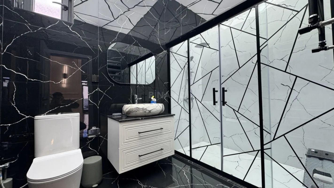 Satılır 5 otaqlı həyət evi 240 m²