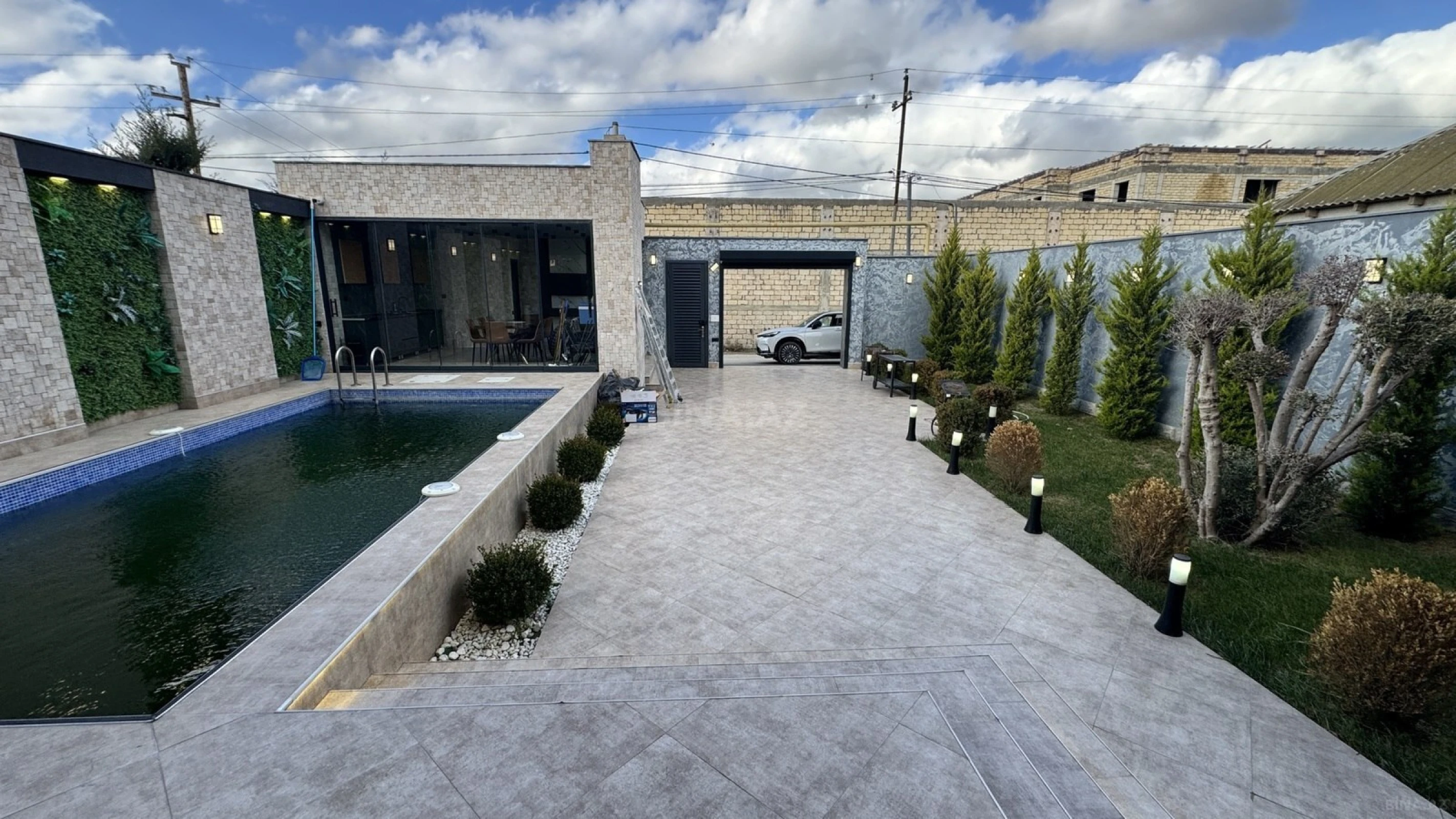 Satılır 5 otaqlı həyət evi 240 m²