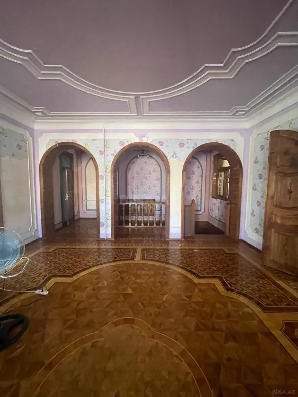 Satılır 9 otaqlı həyət evi 400 m²