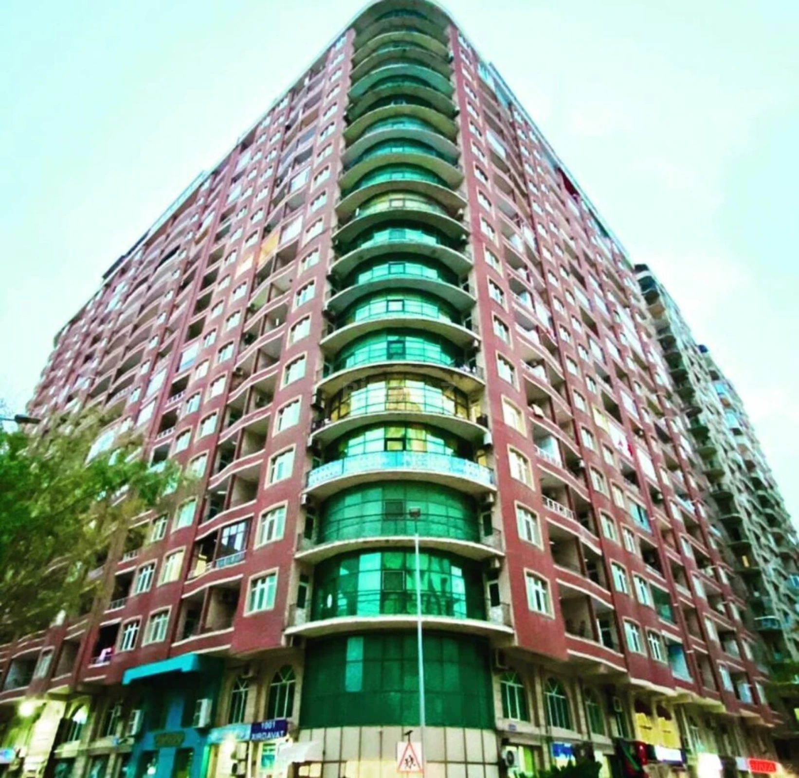 Satılır 3 otaqlı mənzil 118 m²