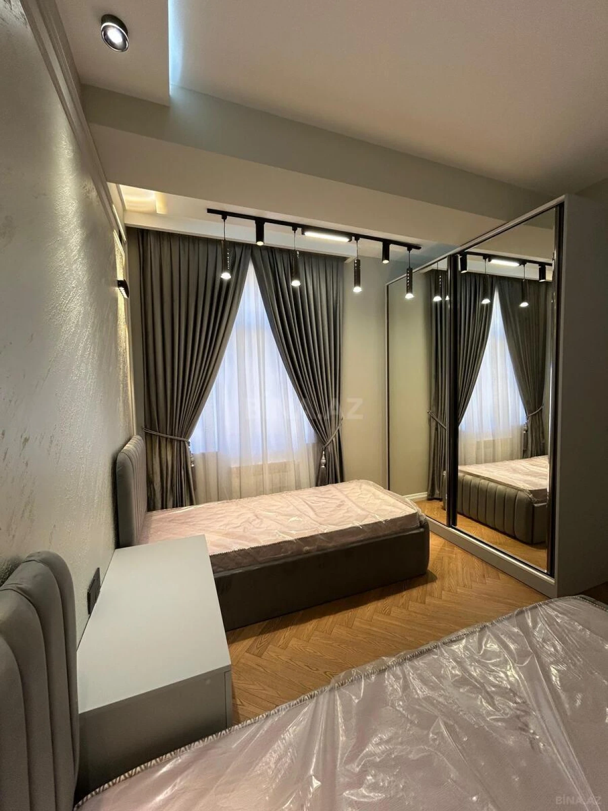 Satılır 4 otaqlı mənzil 137 m²