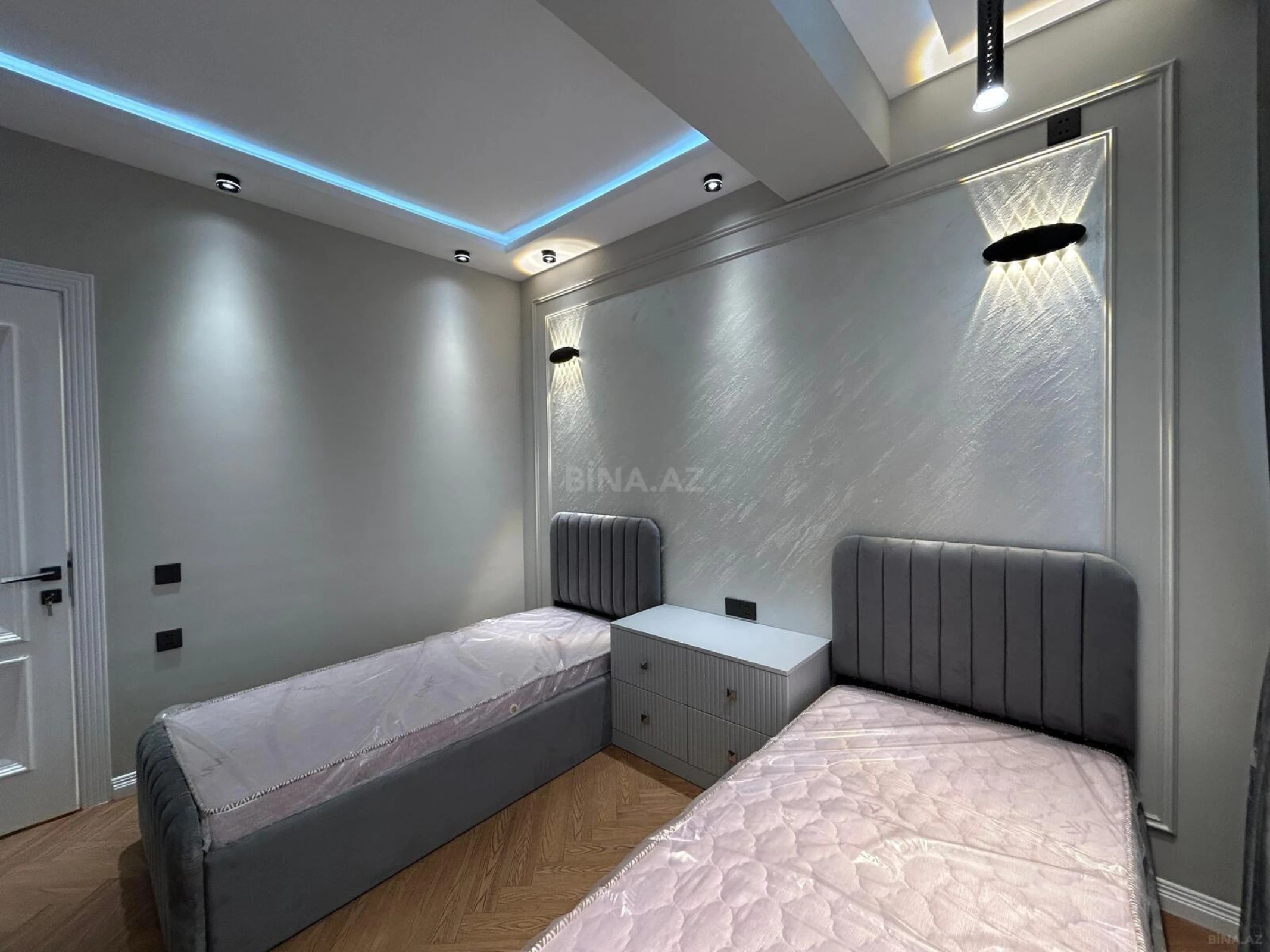 Satılır 4 otaqlı mənzil 137 m²