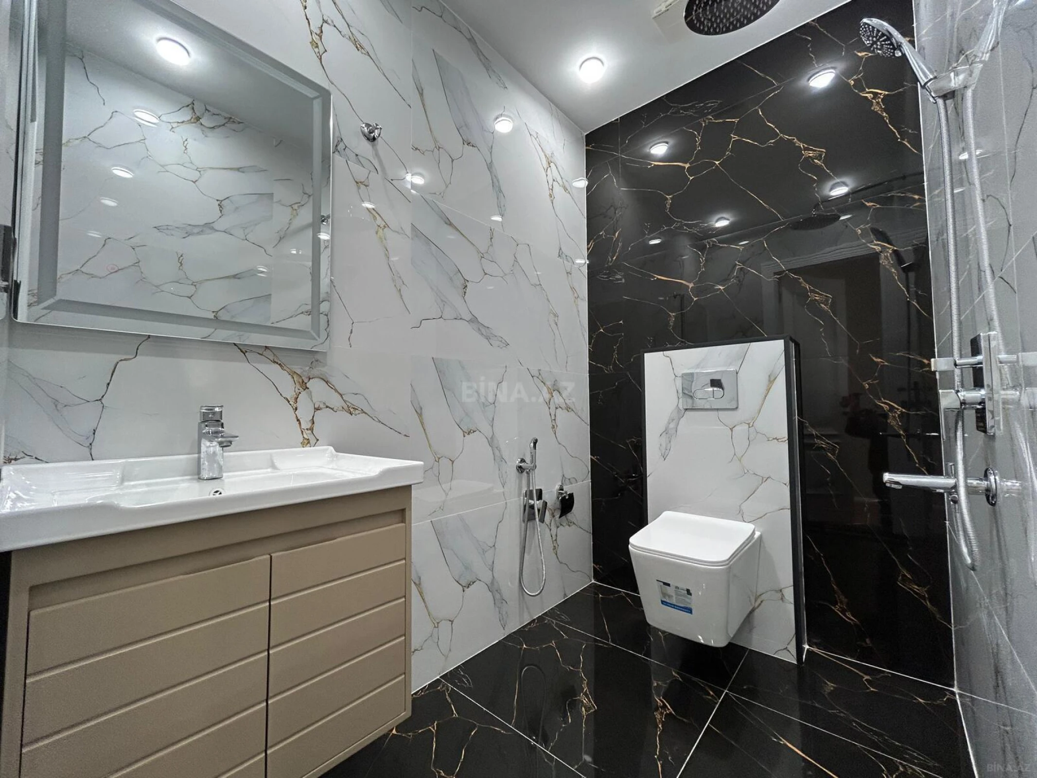 Satılır 4 otaqlı mənzil 137 m²