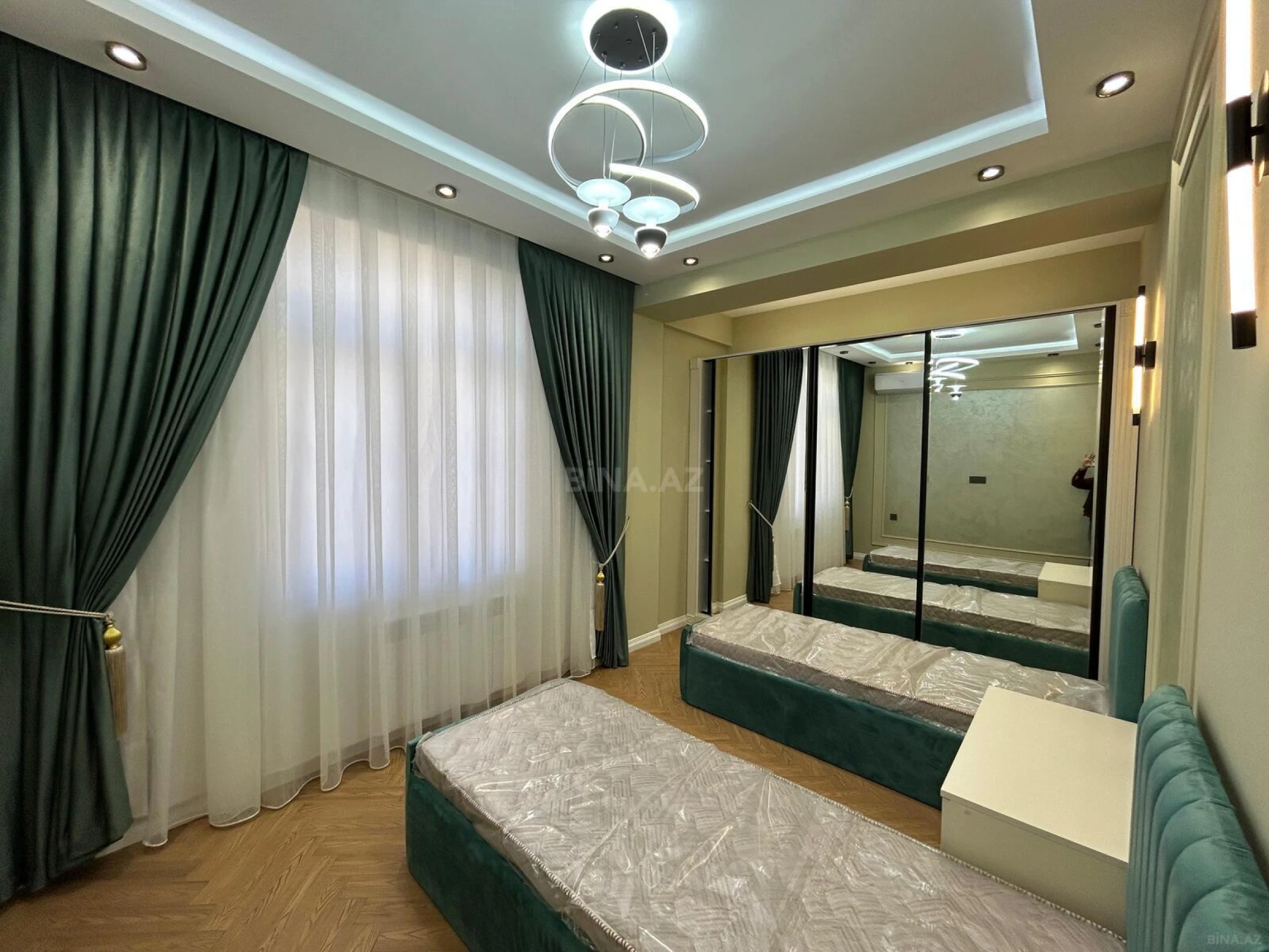 Satılır 4 otaqlı mənzil 137 m²