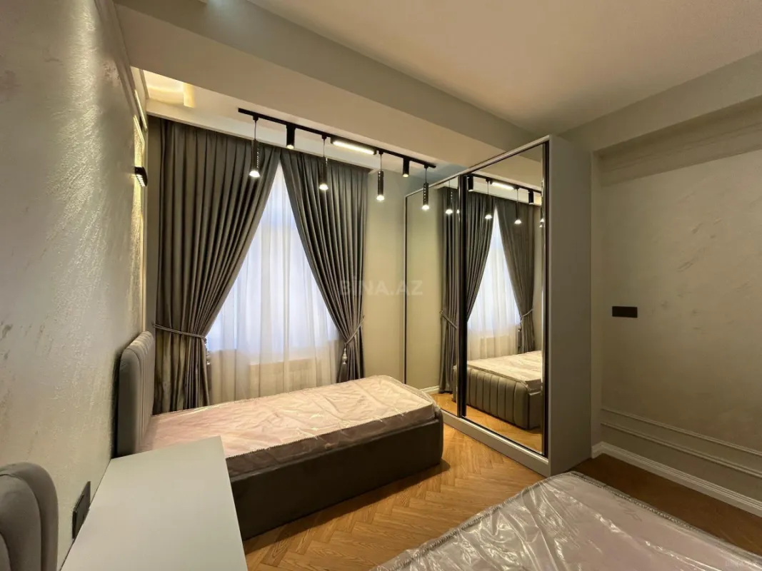 Satılır 4 otaqlı mənzil 137 m²