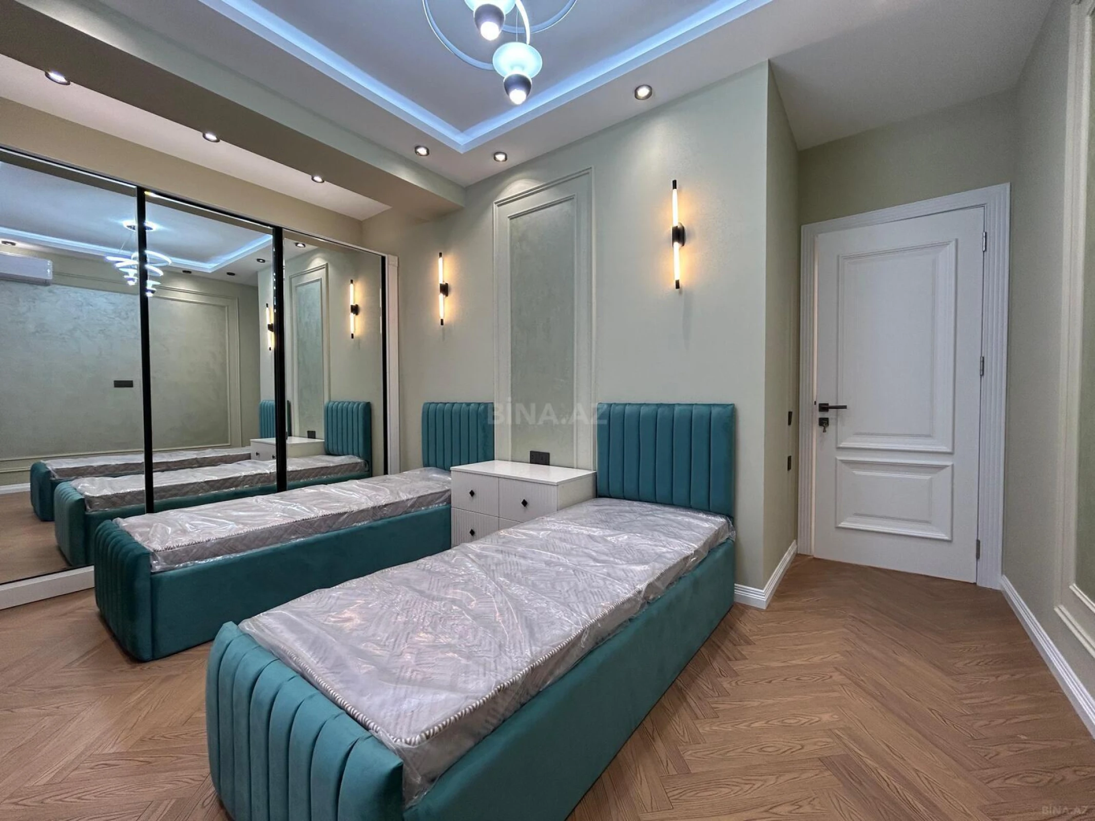 Satılır 4 otaqlı mənzil 137 m²