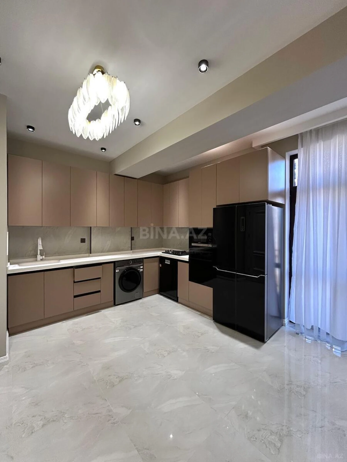 Satılır 4 otaqlı mənzil 137 m²
