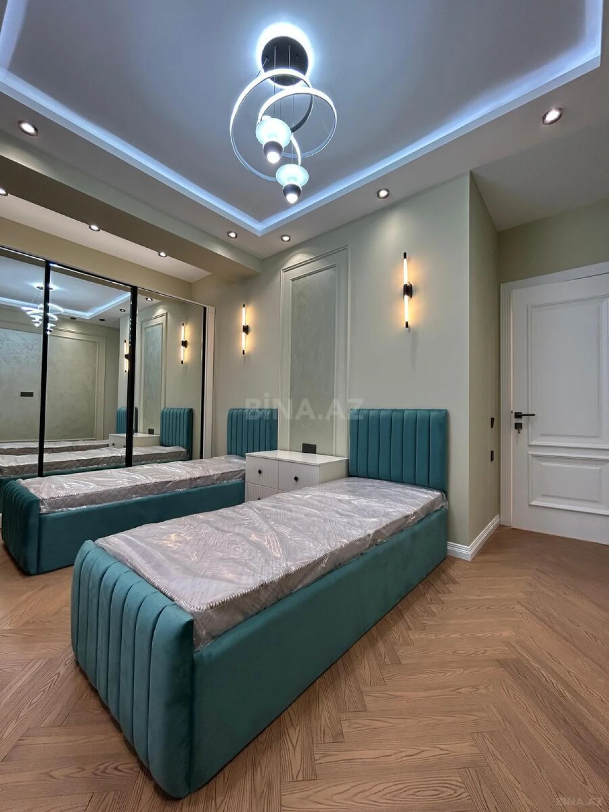 Satılır 4 otaqlı mənzil 137 m²