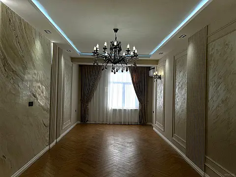 Satılır 4 otaqlı mənzil 137 m²