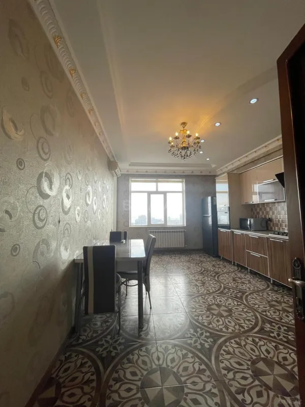 Satılır 4 otaqlı mənzil 220 m²