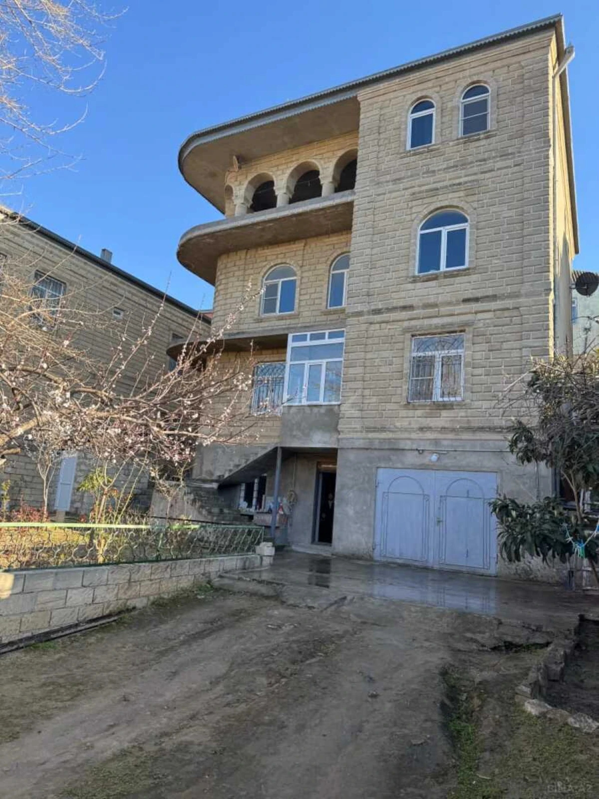 Satılır 9 otaqlı həyət evi 470 m²