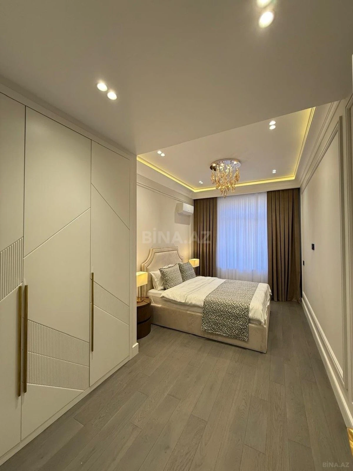 Satılır 4 otaqlı mənzil 140 m²