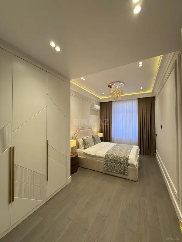 Satılır 4 otaqlı mənzil 140 m²