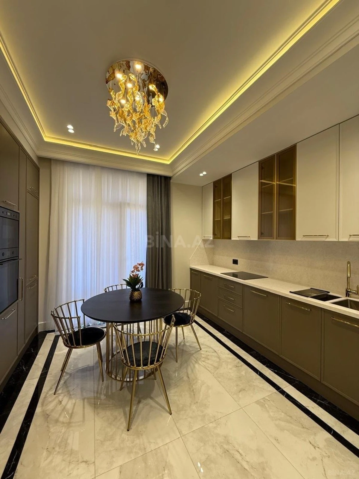 Satılır 4 otaqlı mənzil 140 m²