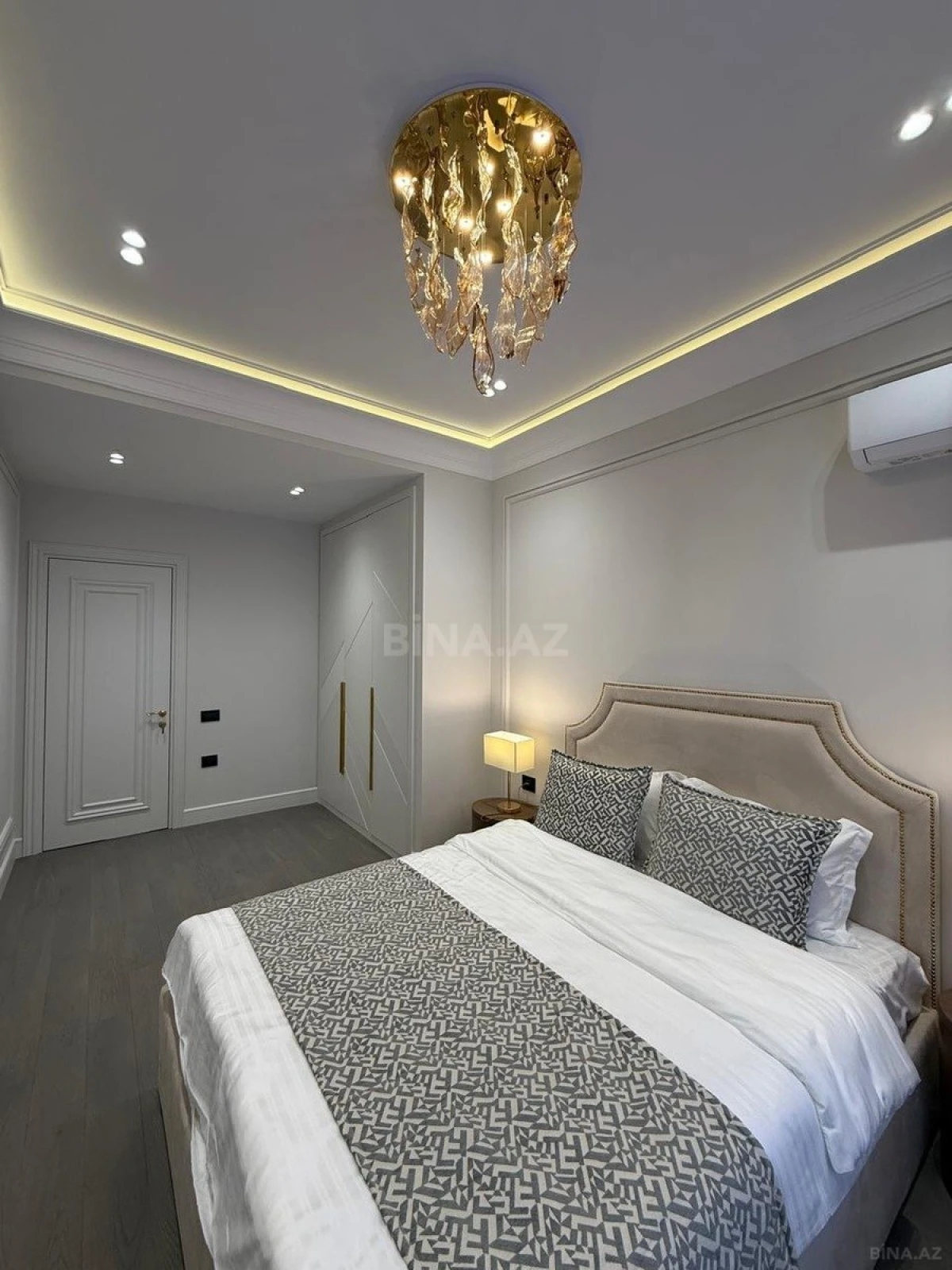 Satılır 4 otaqlı mənzil 140 m²