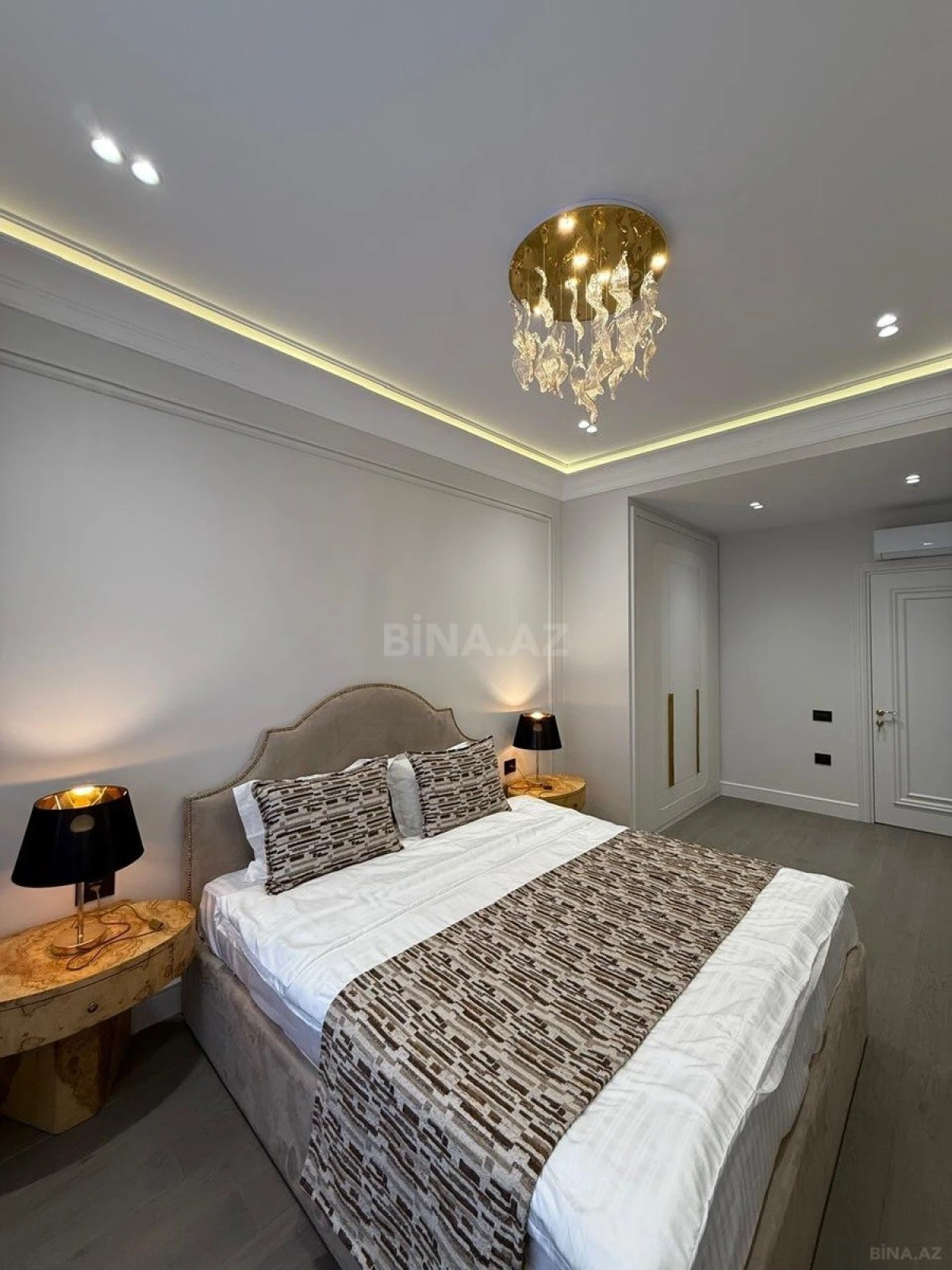 Satılır 4 otaqlı mənzil 140 m²