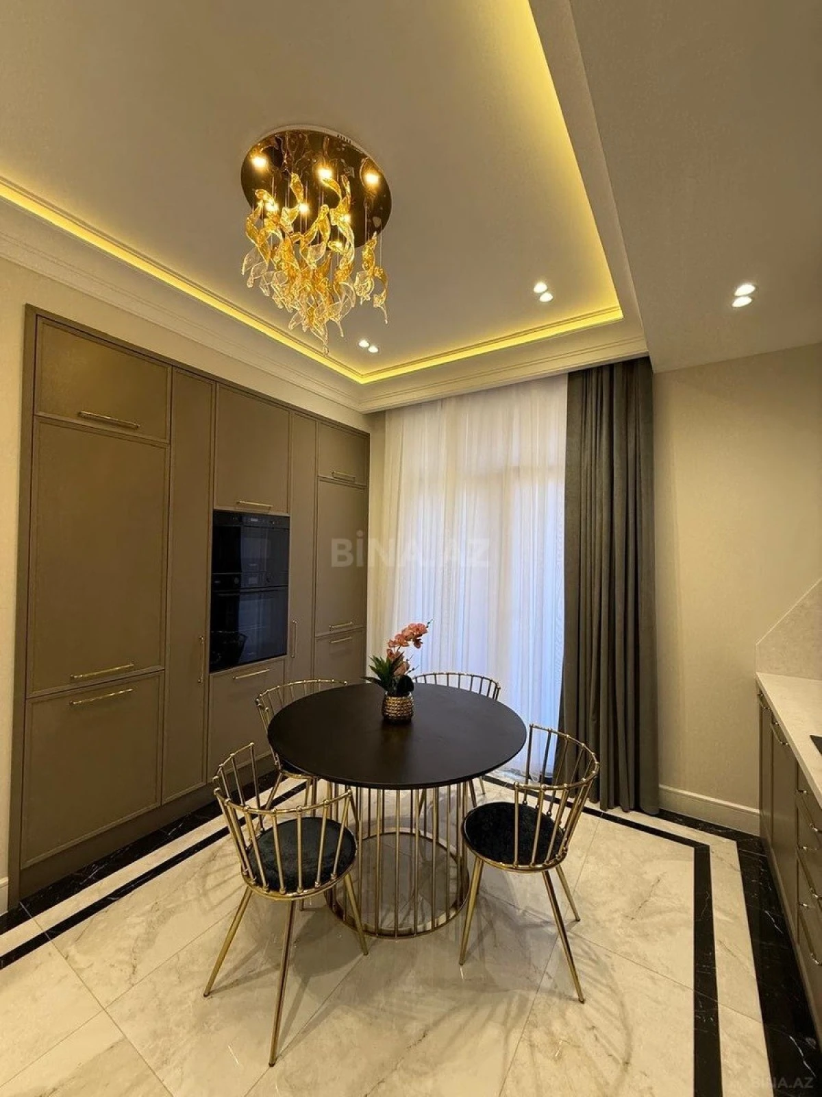 Satılır 4 otaqlı mənzil 140 m²