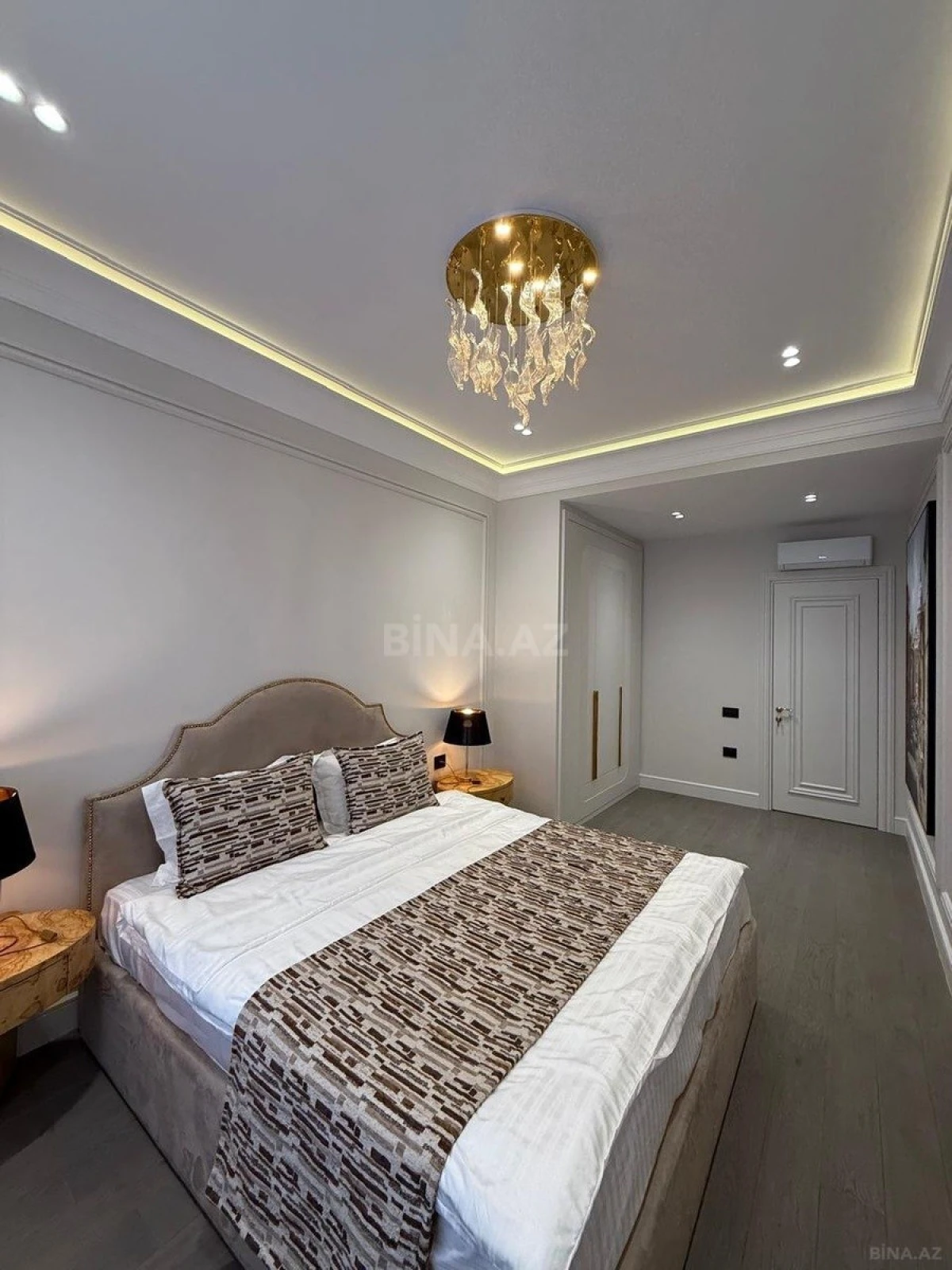 Satılır 4 otaqlı mənzil 140 m²