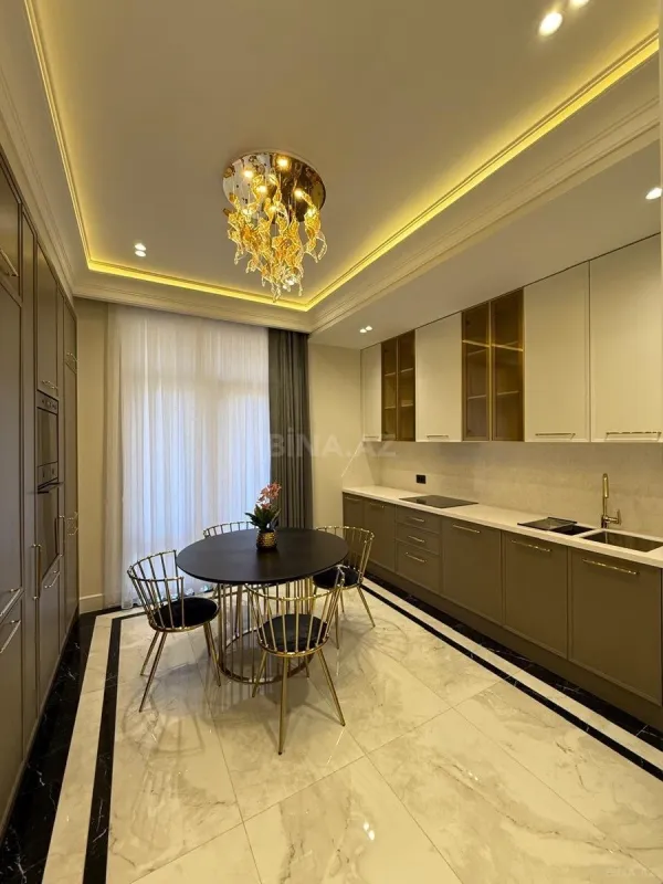 Satılır 4 otaqlı mənzil 140 m²