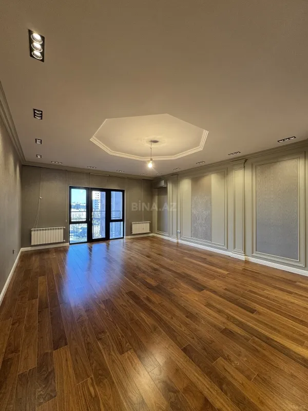 Satılır 4 otaqlı mənzil 200 m²