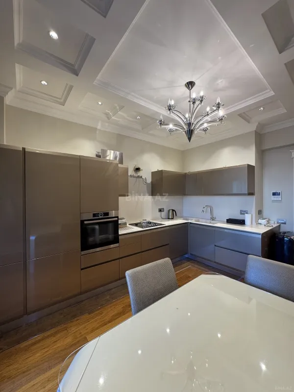 Satılır 4 otaqlı mənzil 200 m²