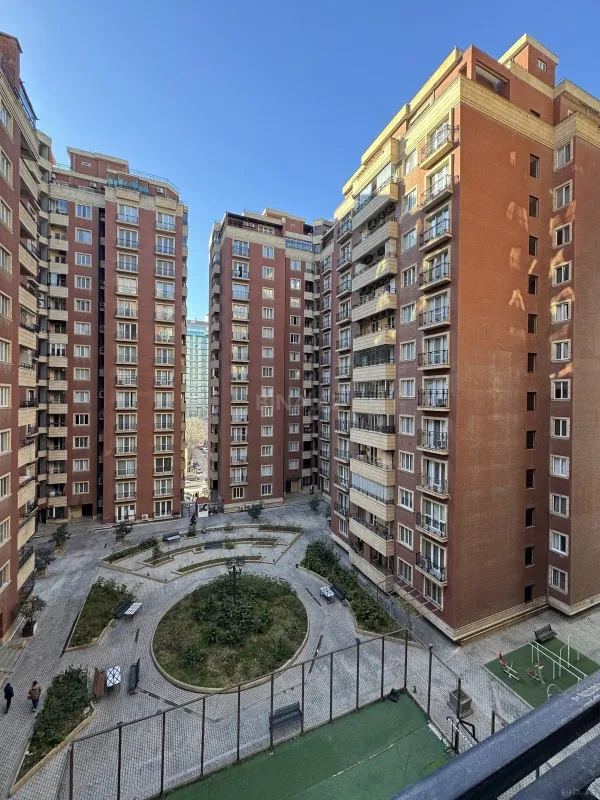 Satılır 4 otaqlı mənzil 200 m²