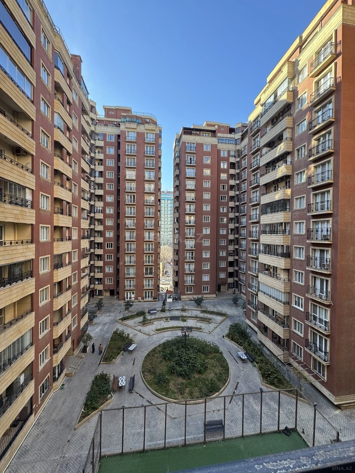 Satılır 4 otaqlı mənzil 200 m²