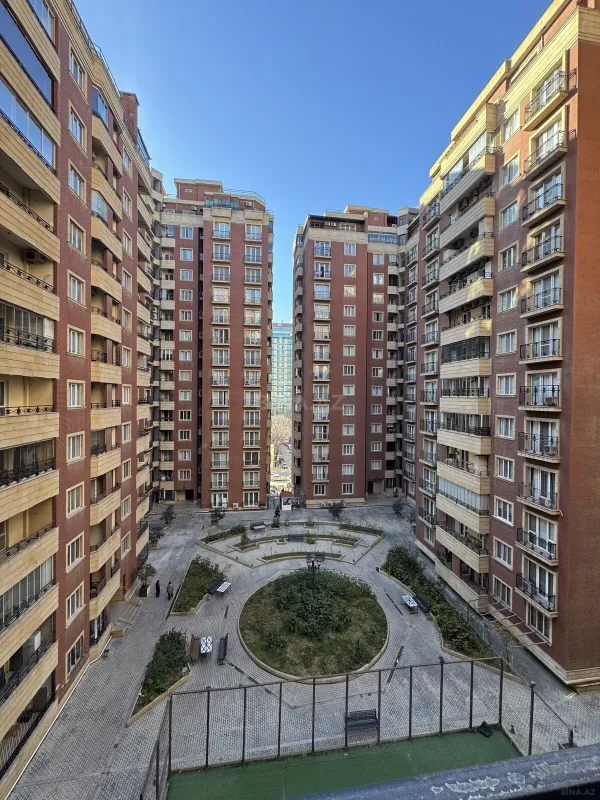 Satılır 4 otaqlı mənzil 200 m²