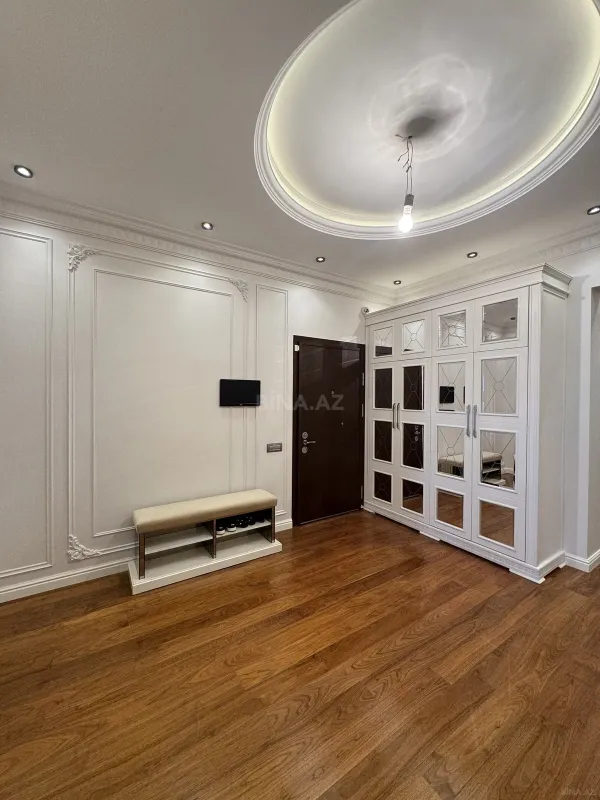 Satılır 4 otaqlı mənzil 200 m²