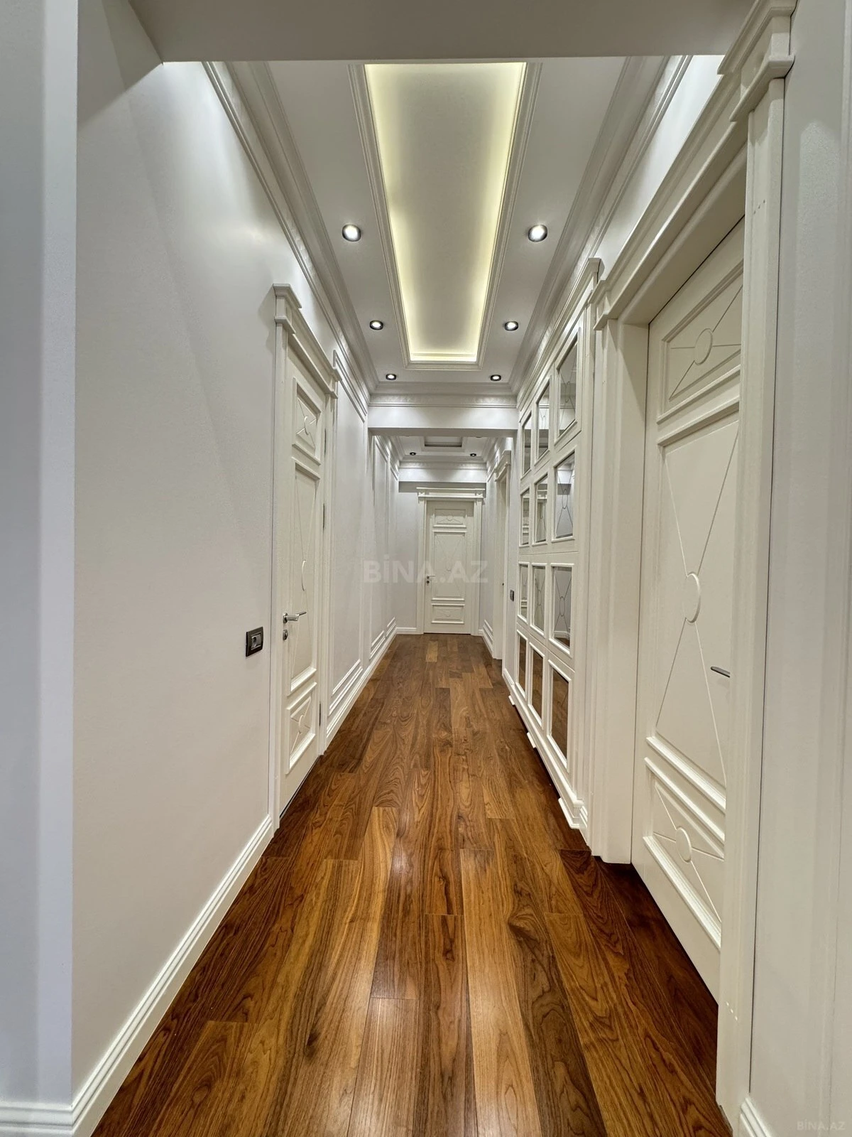 Satılır 4 otaqlı mənzil 200 m²