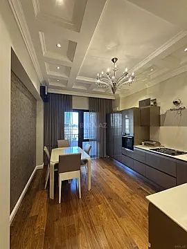 Satılır 4 otaqlı mənzil 200 m²