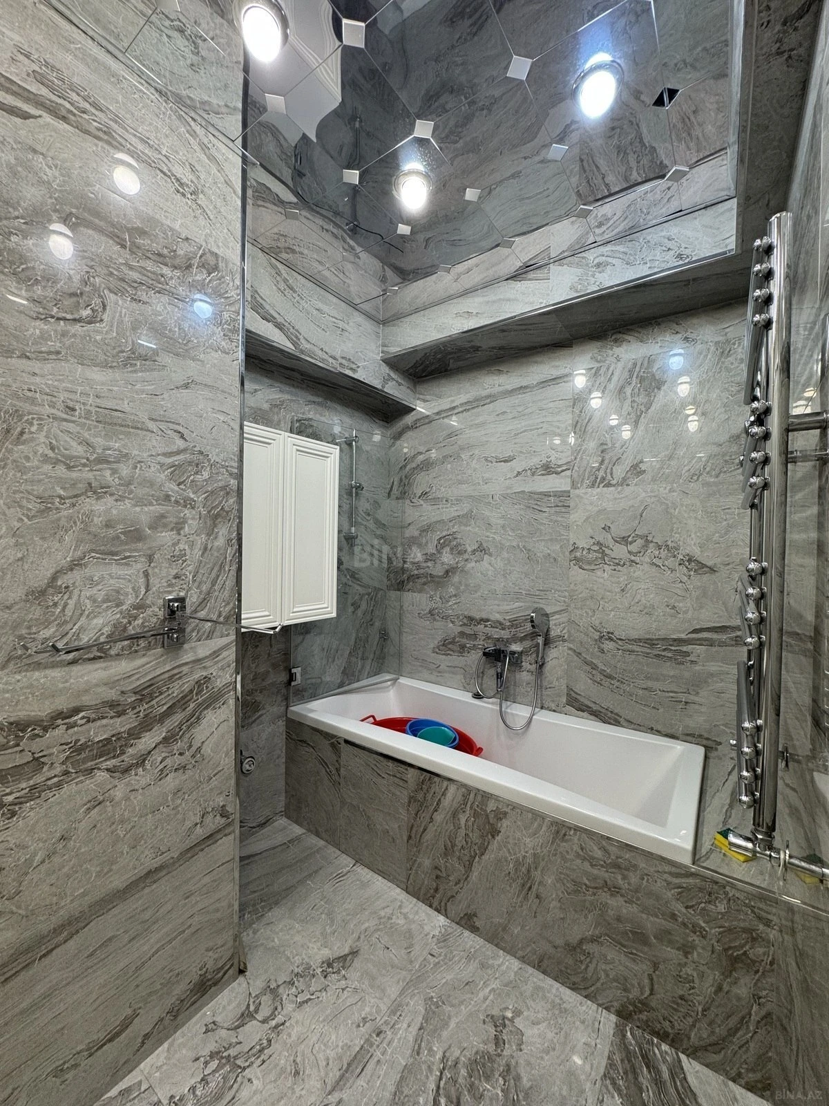 Satılır 4 otaqlı mənzil 200 m²