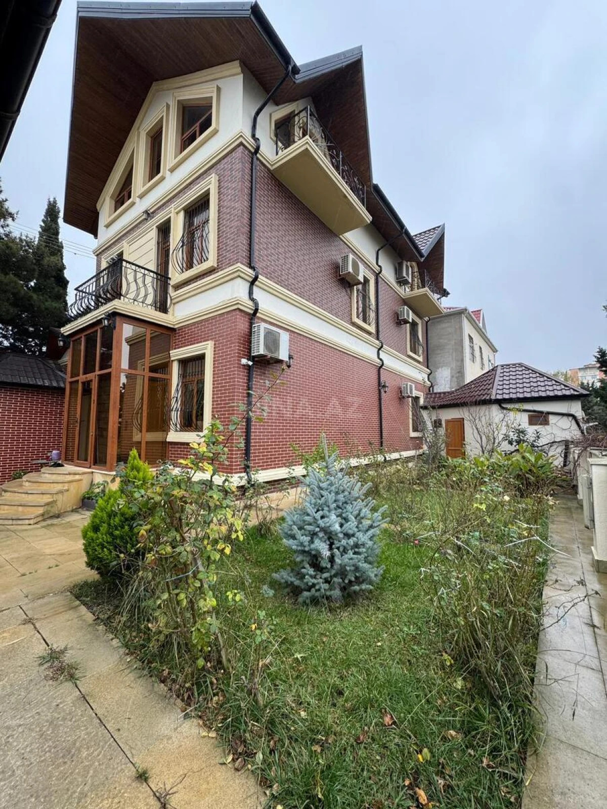 Satılır 4 otaqlı həyət evi 360 m²