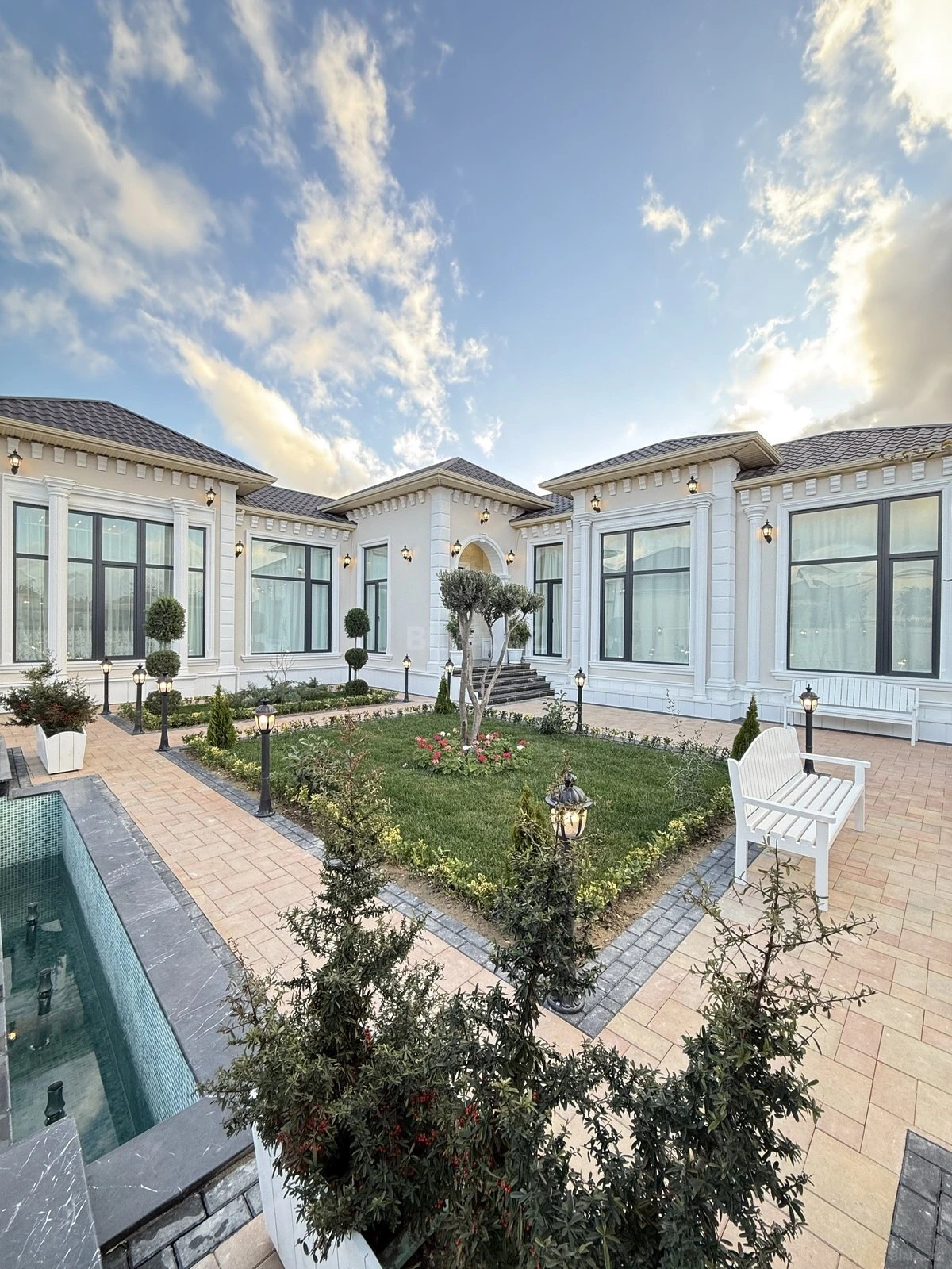 Satılır 5 otaqlı həyət evi 255 m²