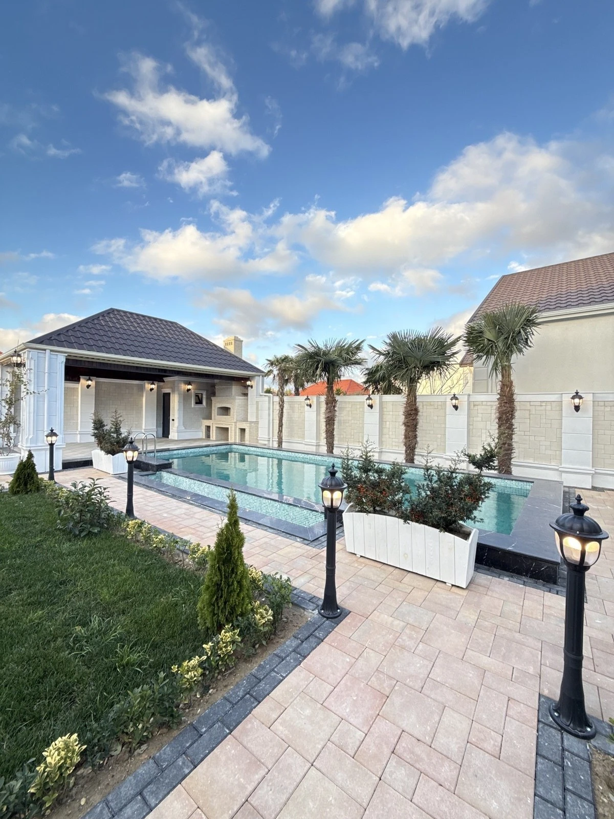 Satılır 5 otaqlı həyət evi 255 m²