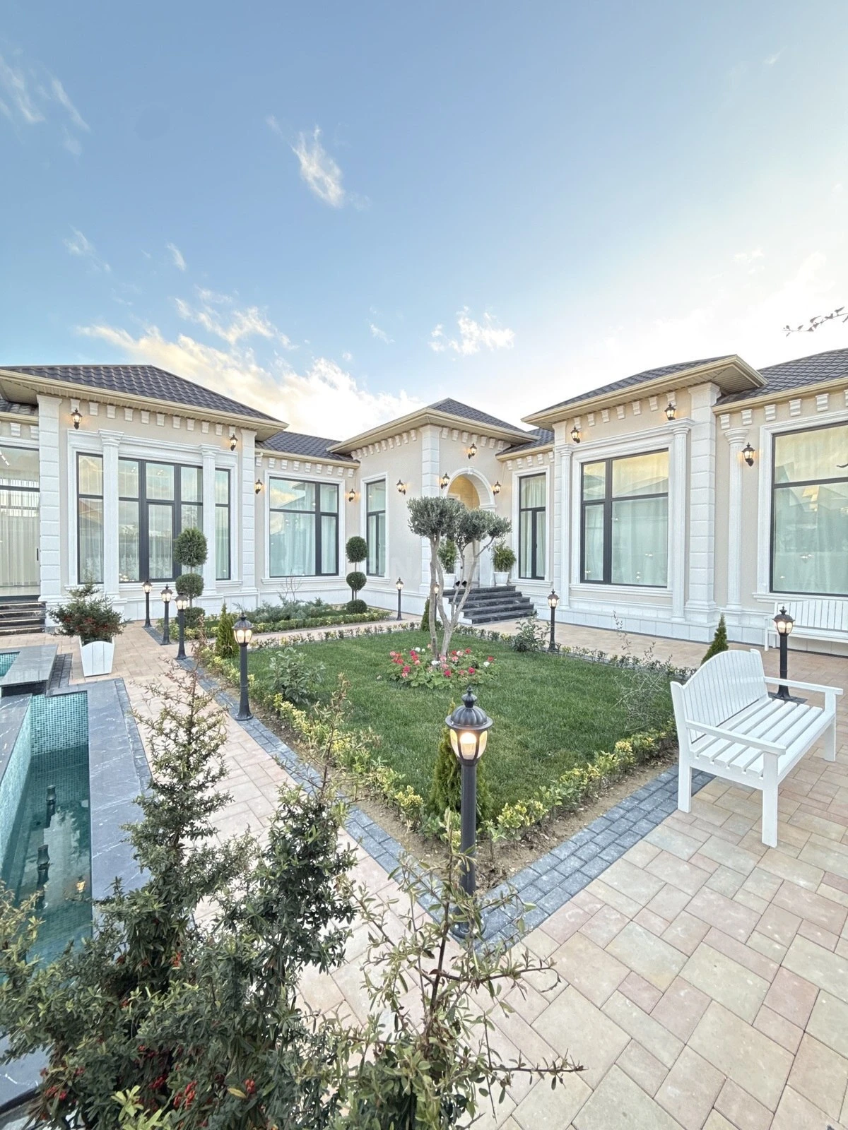 Satılır 5 otaqlı həyət evi 255 m²