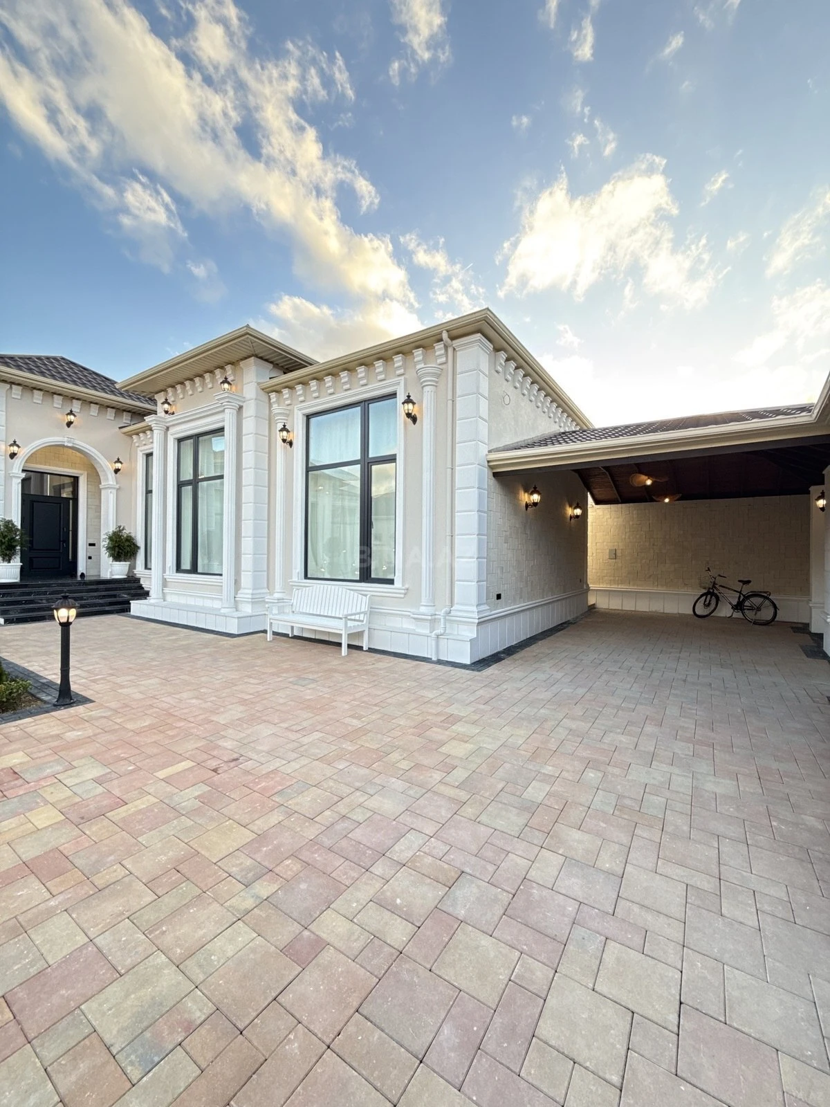 Satılır 5 otaqlı həyət evi 250 m²